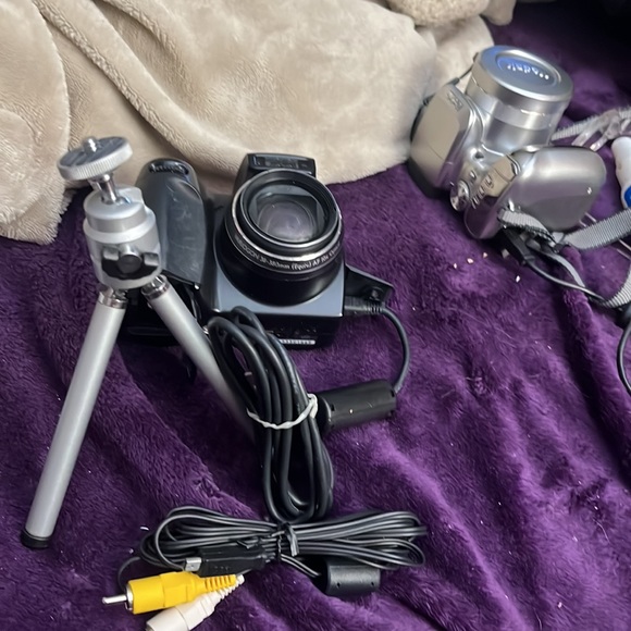 A Kodak 5.0 mega pixels. Easy Share digital camera. - Picture 6 of 11